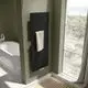 Kermi Badheizkörper Ineo in Onyx neben Badewanne und Fenster.
