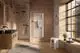 Modernes Badezimmer mit Handtuchwärmer Credo Half round in Weiß/Holz vor einer Backsteinwand.