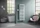 Ein weißer Kermi Casteo-E Elektro-Designheizkörper hängt an einer mintgrünen Wand in einem modernen Badezimmer.